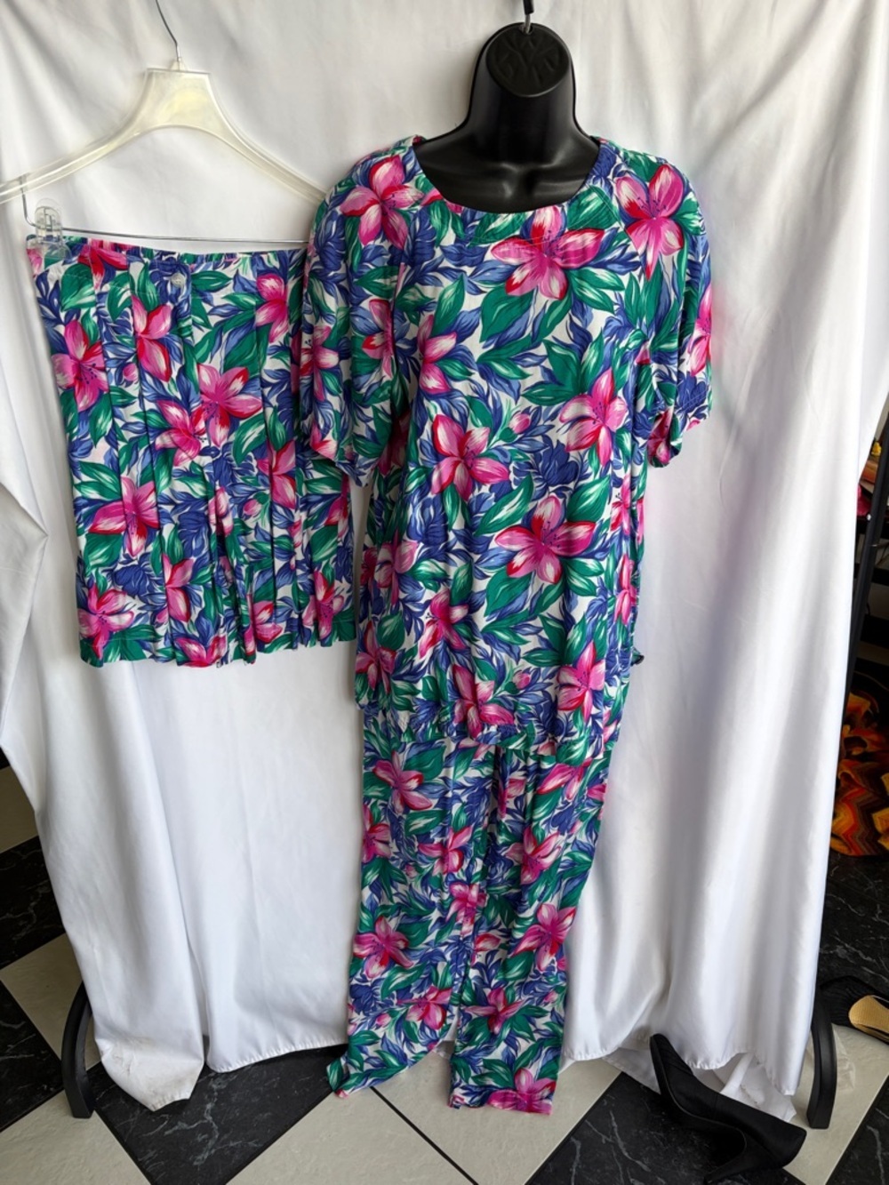 IZOD vintage 3 pc set, top/short/pant, tropical print, Sz S, 19” PTP, 27” L top